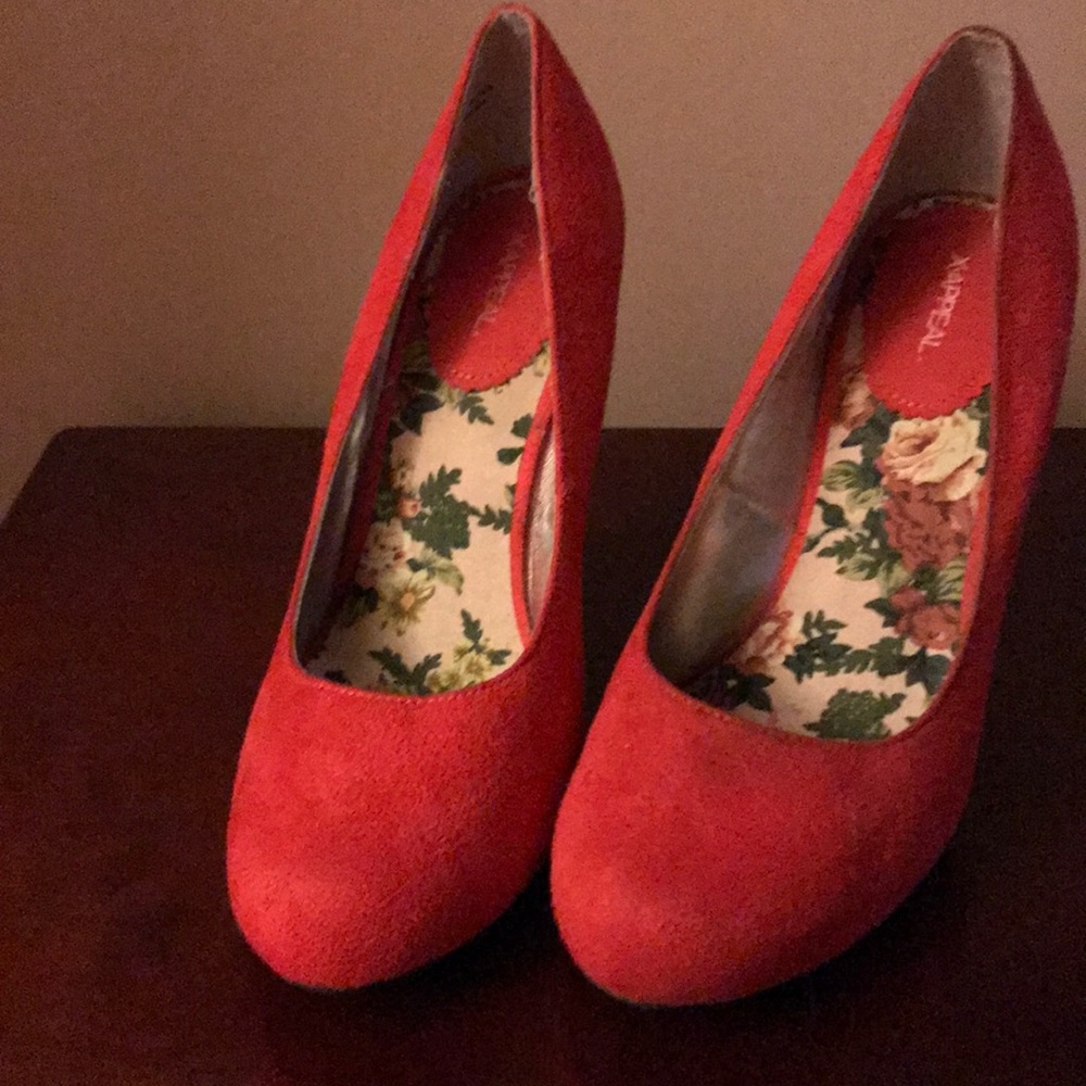 High heel pumps